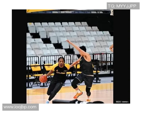 巴里-布朗领衔带队夺冠，CBA赛场掀起巴士球迷狂潮